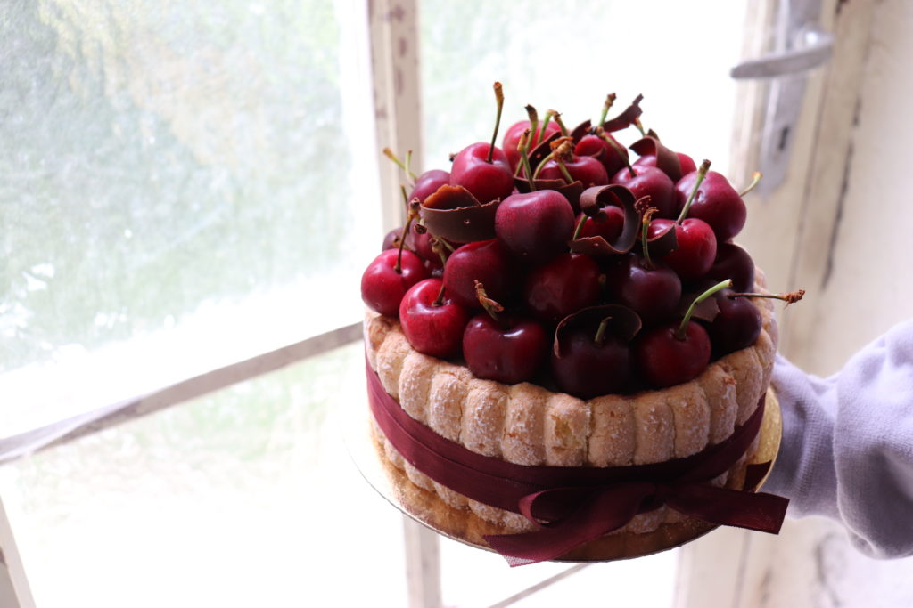 Foto de Bolo Rosa Moderno Com Rosas Frescas E Macaroons Conceito